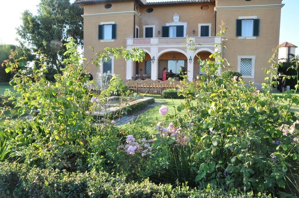 Casale Di Tormaggiore Villa And Country Suites โปเมเซีย ภายนอก รูปภาพ